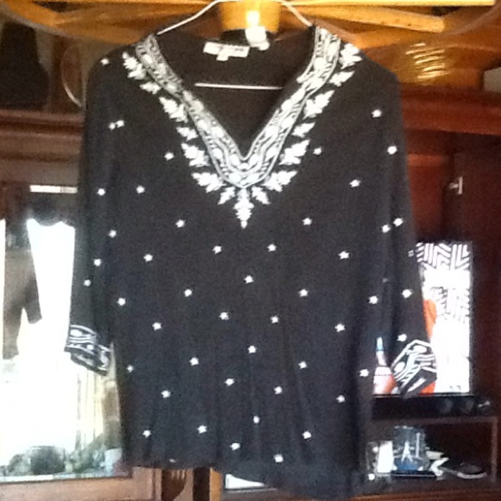 SZS black 3/4 sleeve white embroidered flowered 👚